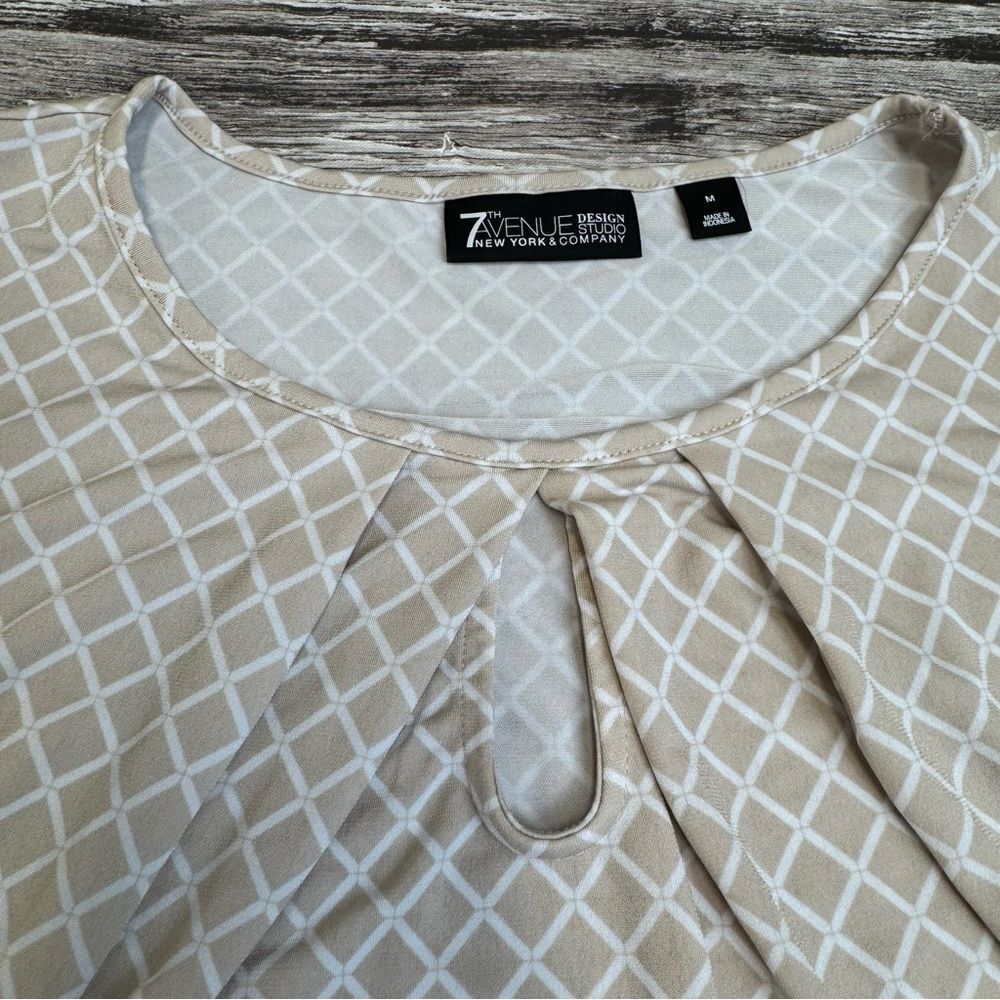 New York & Company Beige Geometric Keyhole Sleeveless Tank - Picture 3 of 12